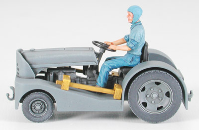 Tamiya Vought F4U-1D Corsair With Moto Tug