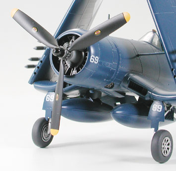 Tamiya Vought F4U-1D Corsair With Moto Tug