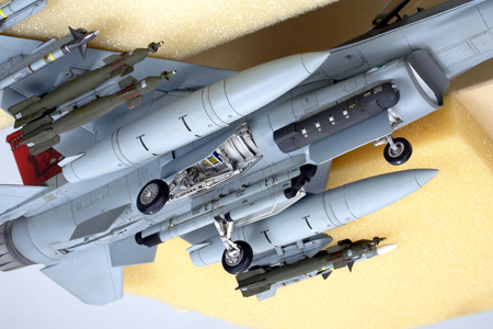 Tamiya F-16C (Black 25/32)