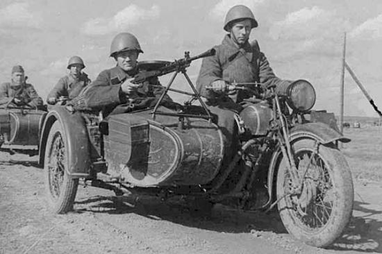 Zvesda Soviet M-72 Sidecar Motorcyle W/Car
