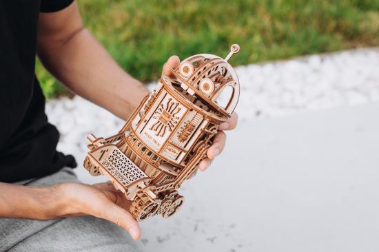 Wood Trick Space junk robot (mechanical)