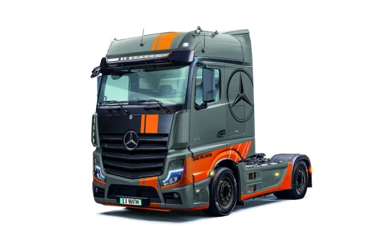 Italeri Mercedes-Benz Actros MP4 Big Space Grand Prix Edition
