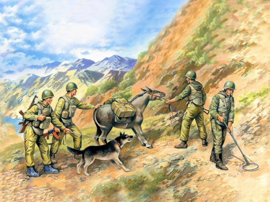 Soviet Sappers (1979-1988) (4 figures - 3 soldiers - 1 sapper - donkey figure - dog figure)