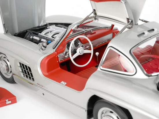 Mercedes 300 SL Silver 1:8 Scale Full Metal Kit